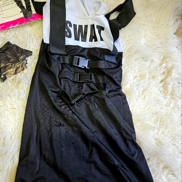 Sultry swat officer - Picture 1 of 4